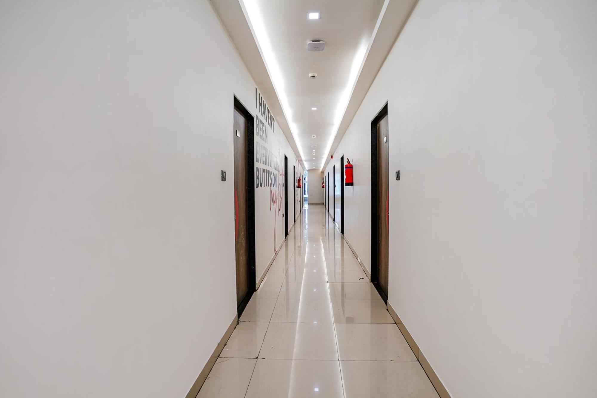 Fabhotel Lotus I Surat Ngoại thất bức ảnh